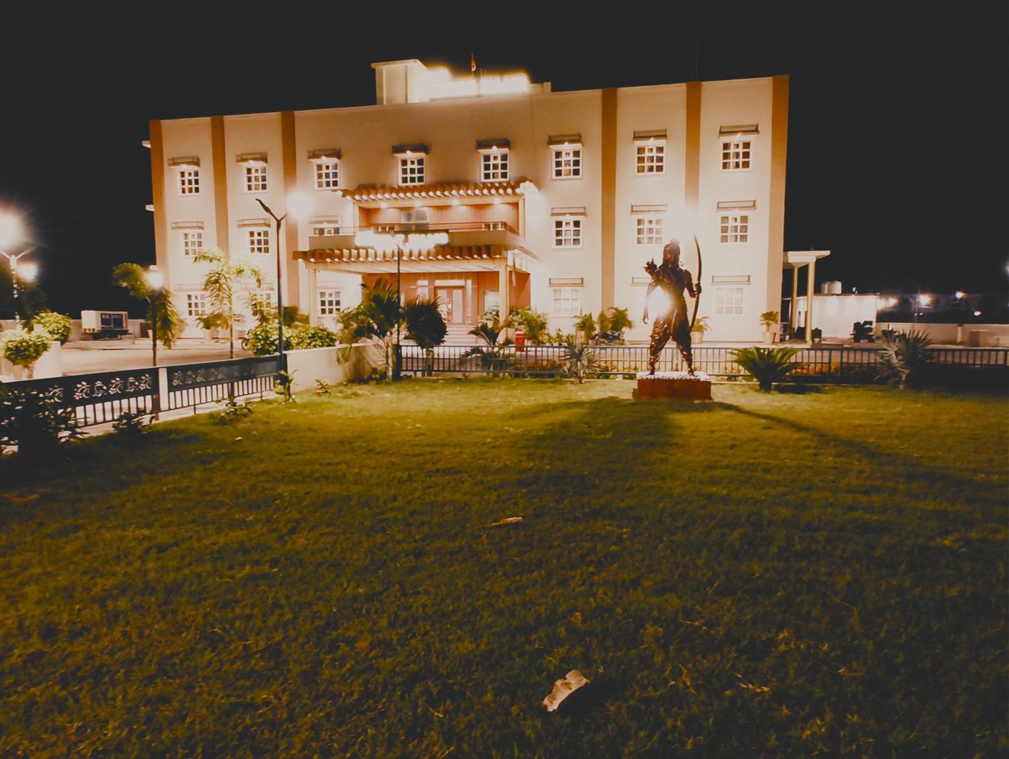 Avadh Sunshine Palace Hotel And Resort Ayodhya Exterior foto